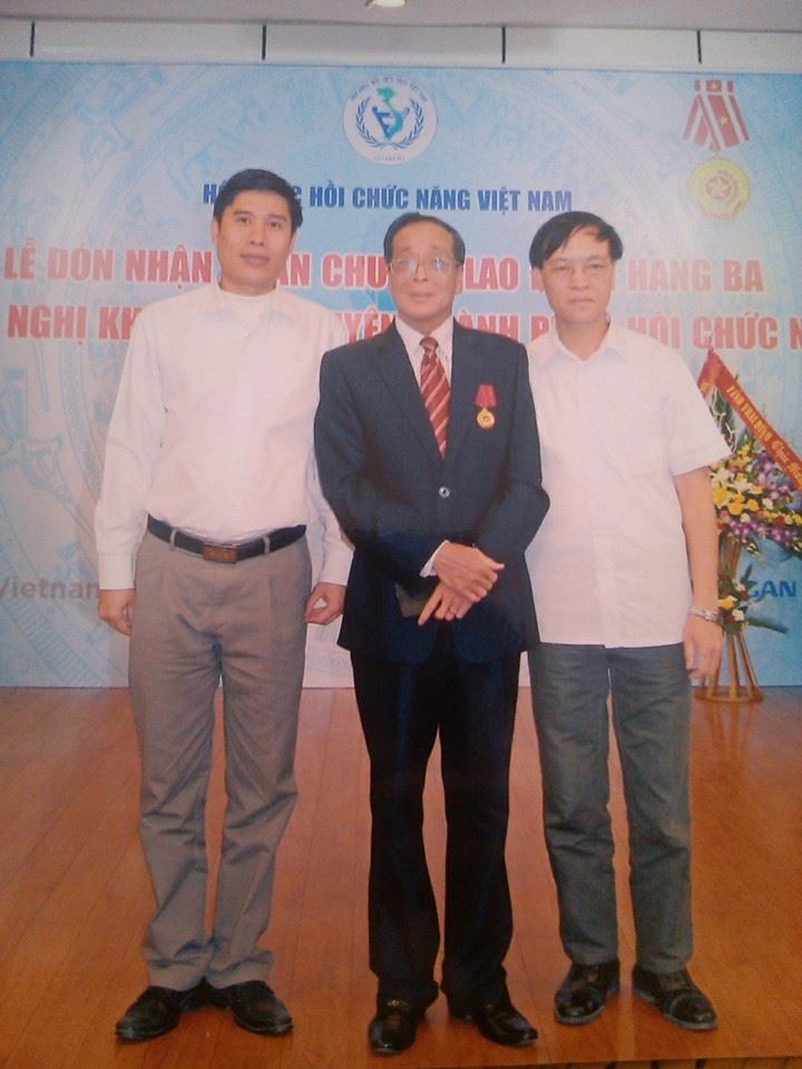 PGS TS Trần Trọng Hải Chủ tịch Hội Phục hồi chức năng Việt Nam chụp ảnh cùng Giám đốc Bệnh viện PHCN Hải Phòng quê hương của PGS