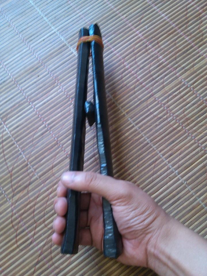 Dụng cụ tập phục hồi chức năng tự tạo, đơn giản dễ làm, dễ sử dụng, giá thành thấp ( 1000 VNĐ). Giúp tập mạnh cơ gấp bàn — ngón tay.