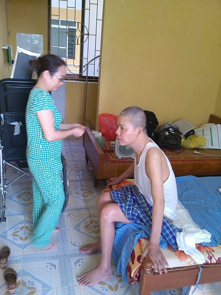 Giúp bệnh nhân liệt do tổn thương tủy sống ngồi dậy.